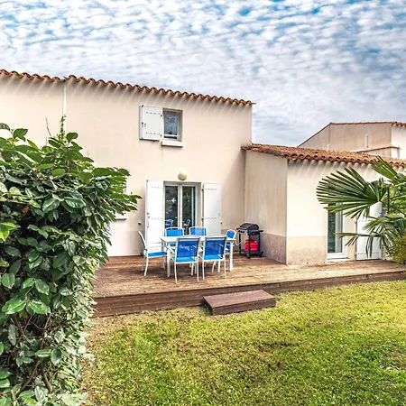 Dom wakacyjny Charmante Maison Piscine Partagee