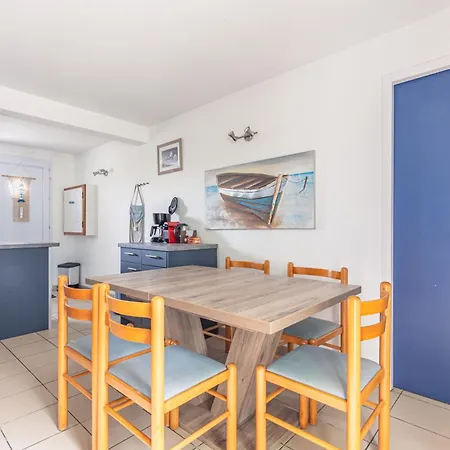 Dom wakacyjny Charmante Maison Piscine Partagee